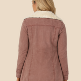 Varm teddyforet damejakke i blød fløjl med elegant krave