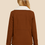 Varm teddyforet damejakke i blød fløjl med elegant krave