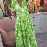 Elegant sommerkjole til kvinder med blomsterprint og V-hals