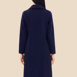 Elegant lang damefrakke i uldlook med klassisk knaplukning