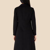 Elegant lang damefrakke i uldlook med klassisk knaplukning