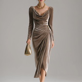 Elegant midi kjole med drapering og feminin silhuet