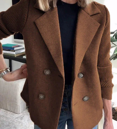 Stilfuld damejakke med dobbeltknap-lukning og elegant pasform