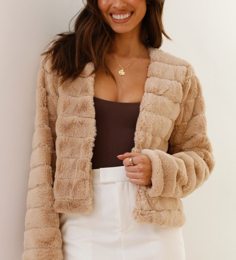 Kort faux fur jakke til kvinder – elegant og blød pelsjakke til hverdag og fest