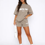 Oversize t-shirt og shorts sæt til afslapning