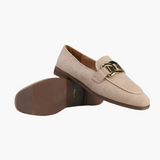 Beige loafers til kvinder med ruskindslook og guldkæde
