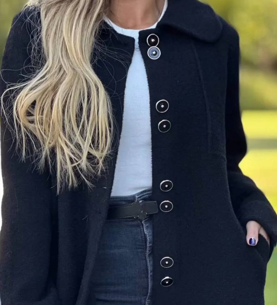 Elegant damefrakke med klassisk snit og varme komfort til efterår og vinter