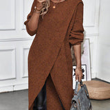 Asymmetrisk strikkjole med slå-om effekt og elegant pasform