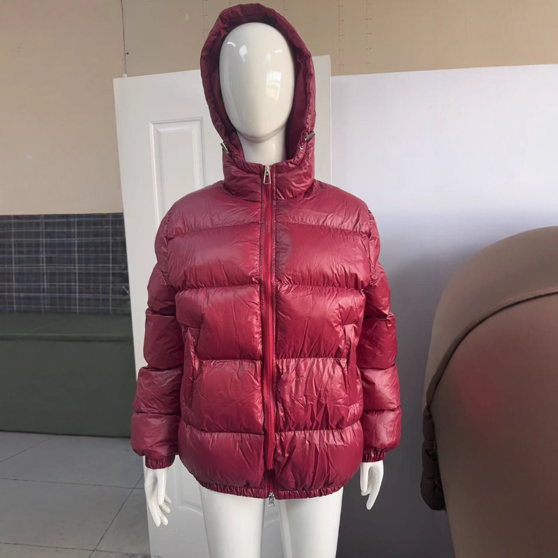 Kort pufferjakke med hætte – varm, trendy og ultralet