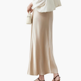 Lang Satin Nederdel med Let Sving – Elegant Silhuet