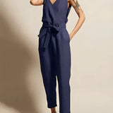 Ærmeløs slå-om jumpsuit med bindebælte og tapered ben