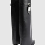 Sculpted Pant Boots – Sort Støvle med Lås og Arkitektonisk Silhuet