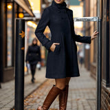 Kort Uldfrakke med Hætte til Kvinder – Elegant og Feminin Efterårsfrakke