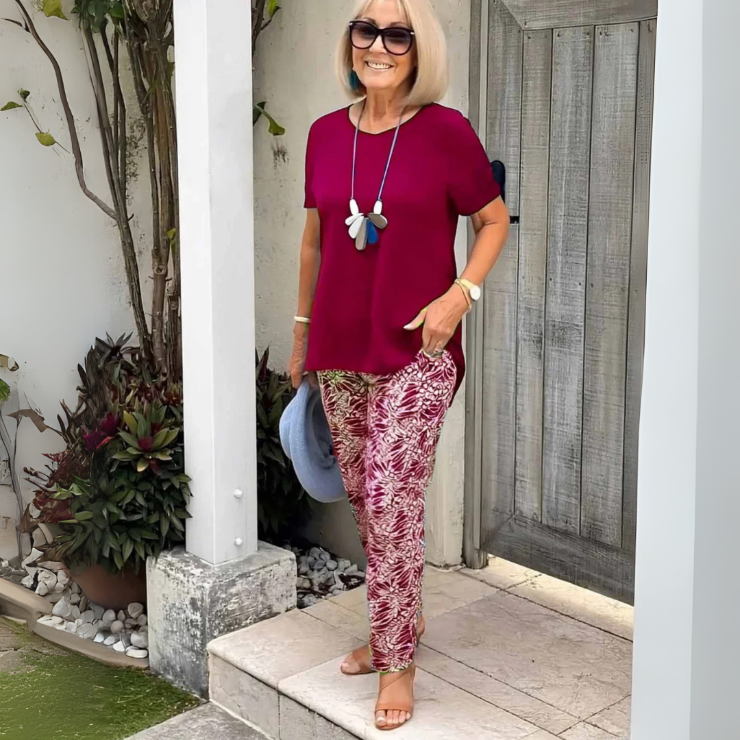 Afslappet Sæt med Kortærmet Top og Mønstrede Bukser – Komfortabel Hverdagsstil