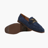 Beige loafers til kvinder med ruskindslook og guldkæde