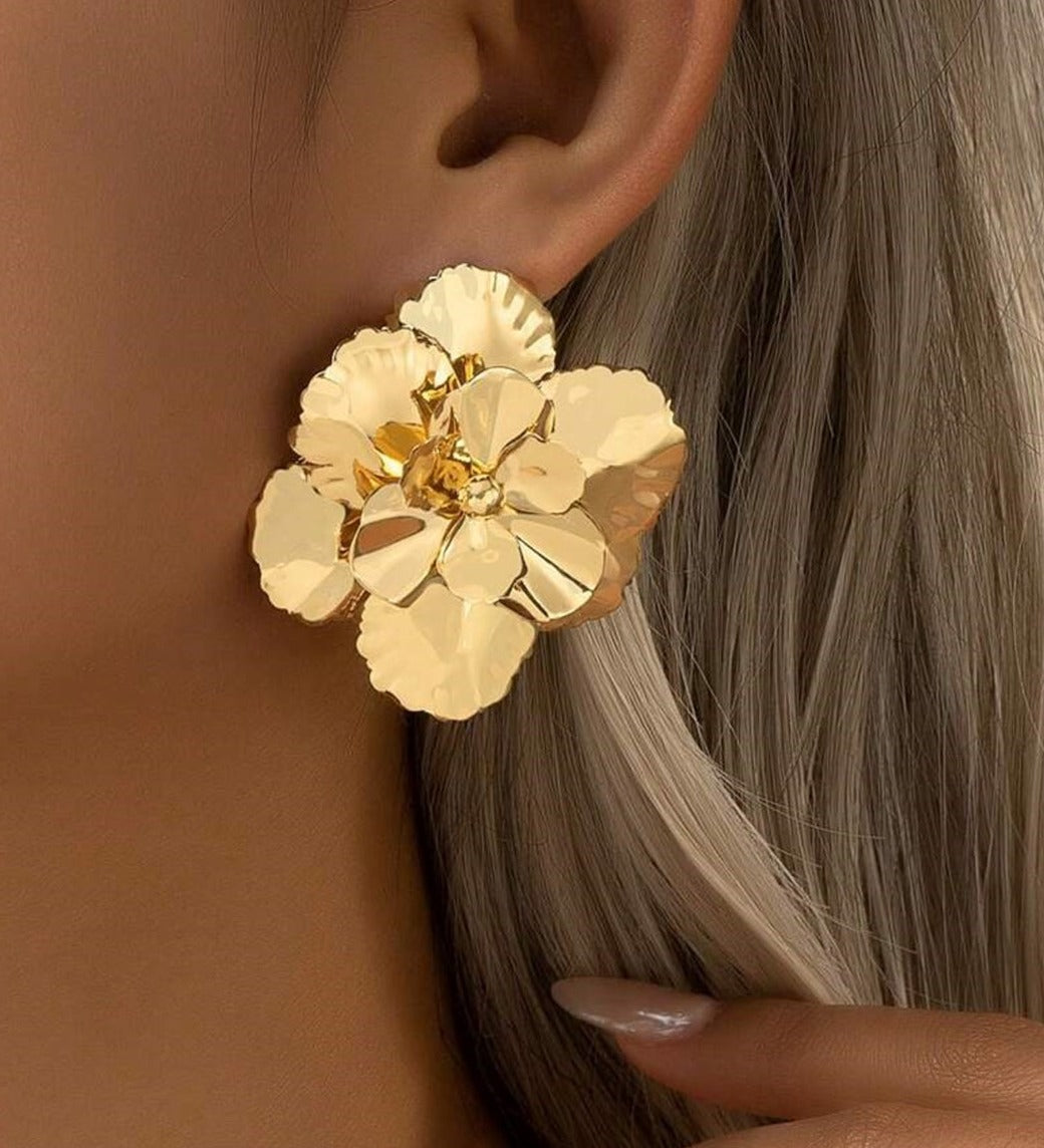 Store guld blomsterøreringe til kvinder – luksuriøst og elegant design