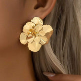 Store guld blomsterøreringe til kvinder – luksuriøst og elegant design