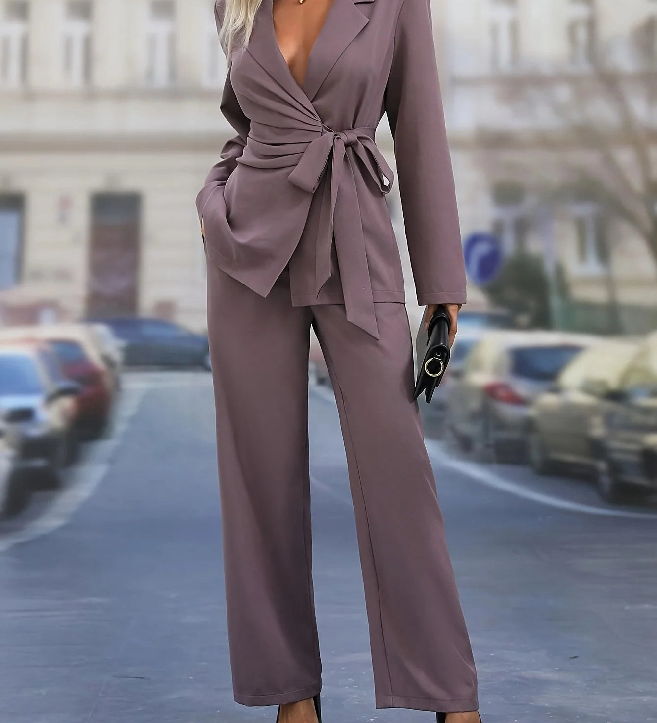 Elegant dame jakkesæt med blazer og bindebånd