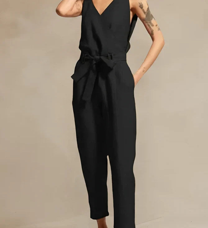 Ærmeløs slå-om jumpsuit med bindebælte og tapered ben