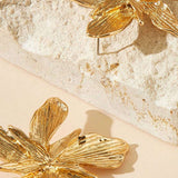 Guld blomsterøreringe til kvinder – elegant og iøjnefaldende design