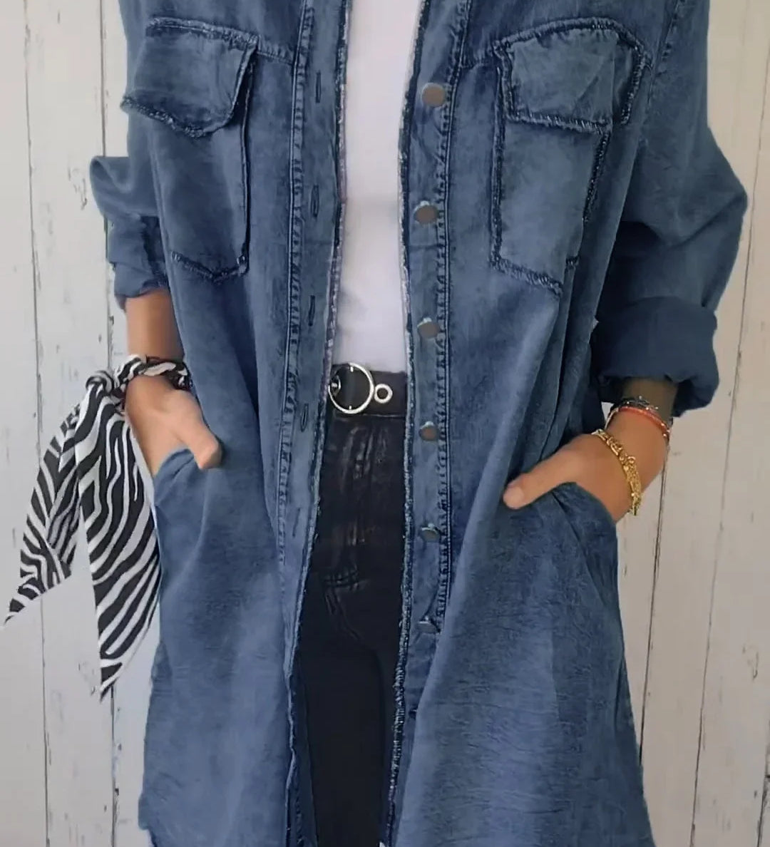 Denim skjortekjole med lommer og rå detaljer – Casual og edgy stil