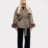 Elegant jakke med faux fur manchetter og taljebælte