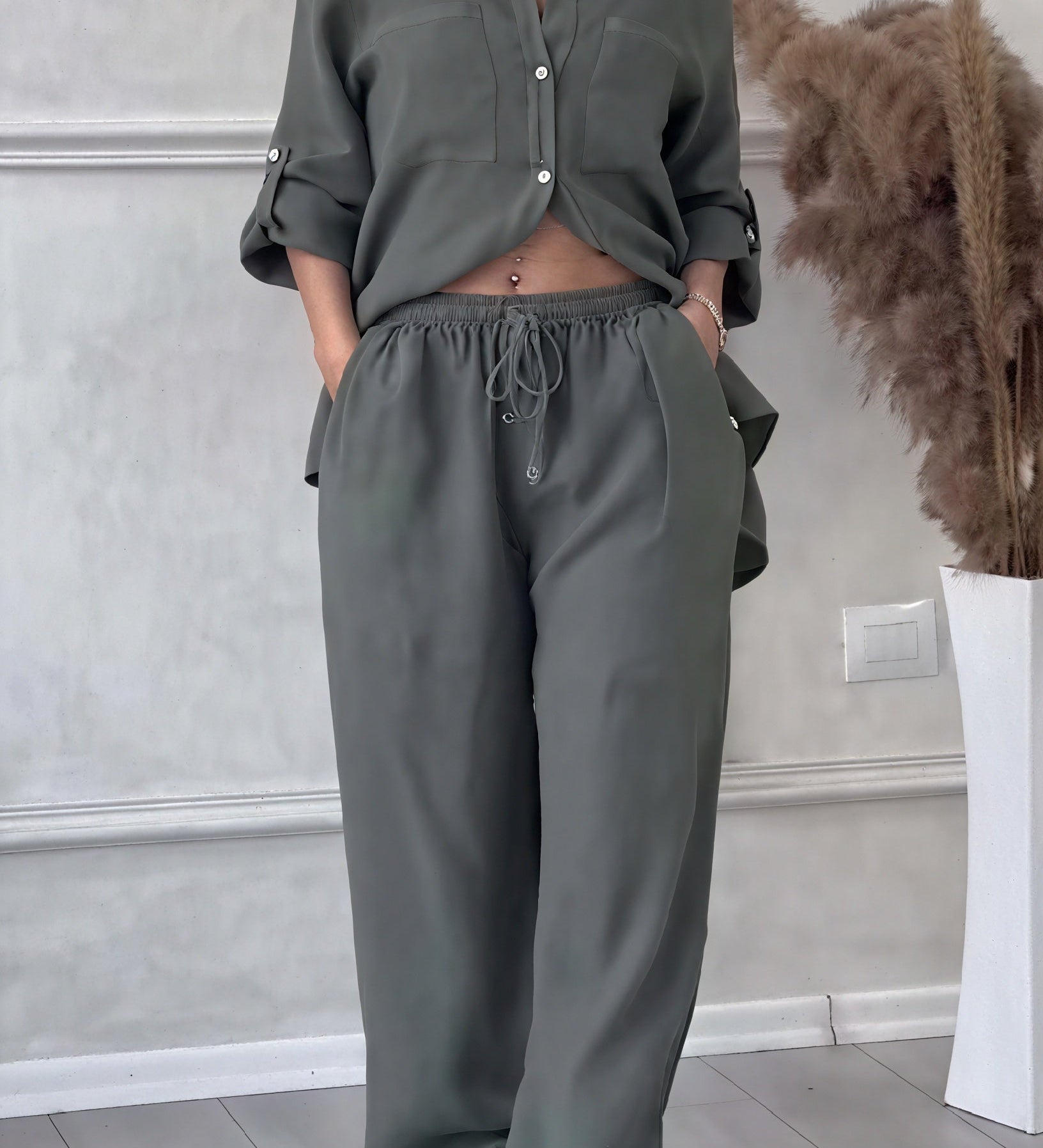 Løst casual sæt med skjorte og brede bukser – perfekt til hverdagen