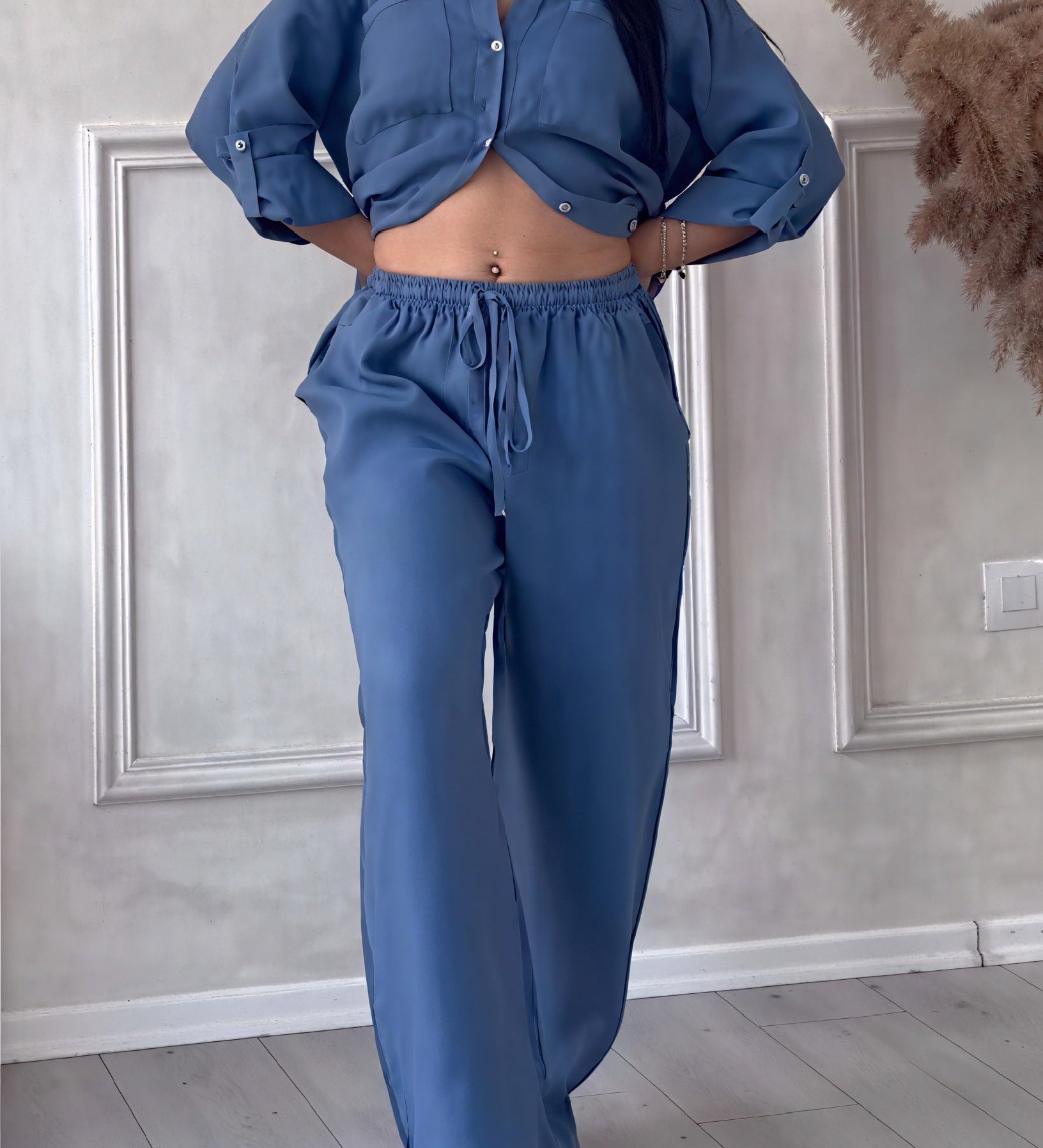 Løst casual sæt med skjorte og brede bukser – perfekt til hverdagen