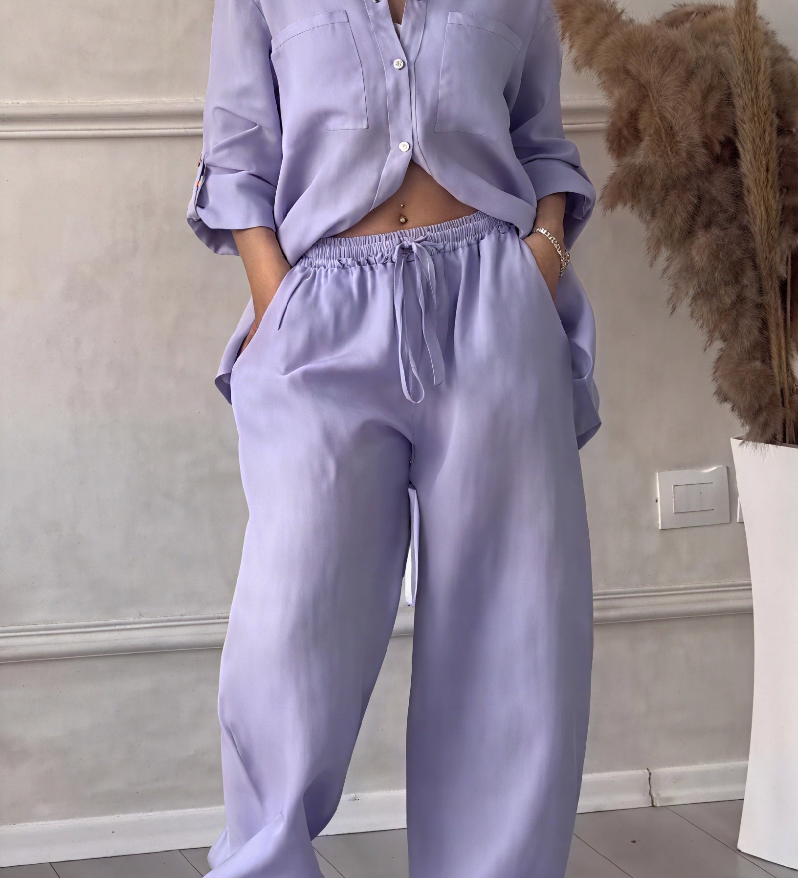 Løst casual sæt med skjorte og brede bukser – perfekt til hverdagen