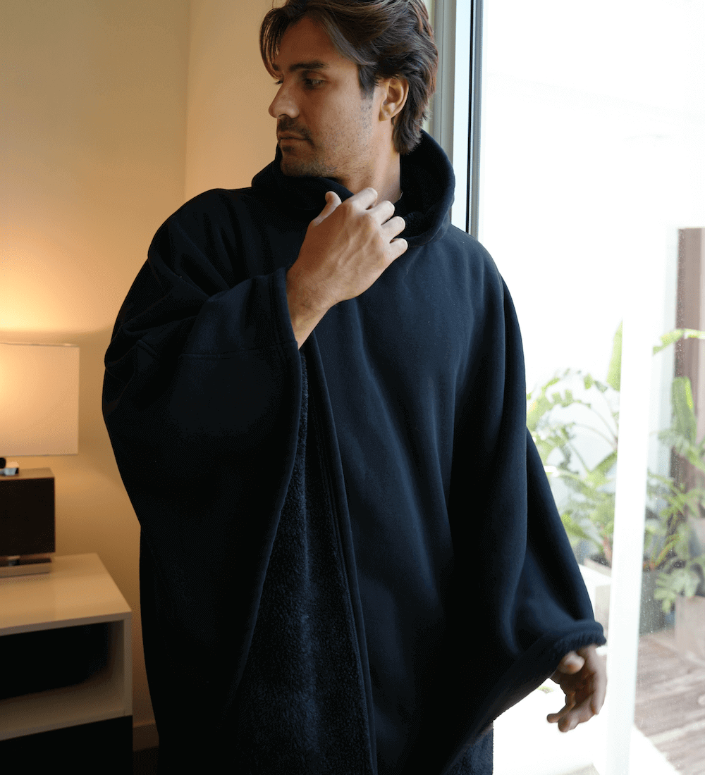 Elegant poncho med hætte og flydende, varm komfort