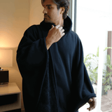 Elegant poncho med hætte og flydende, varm komfort