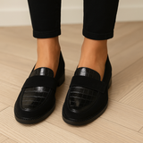 Sorte loafers til kvinder med ruskind og krokodillepræget finish