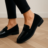 Sorte loafers til kvinder med ruskind og krokodillepræget finish