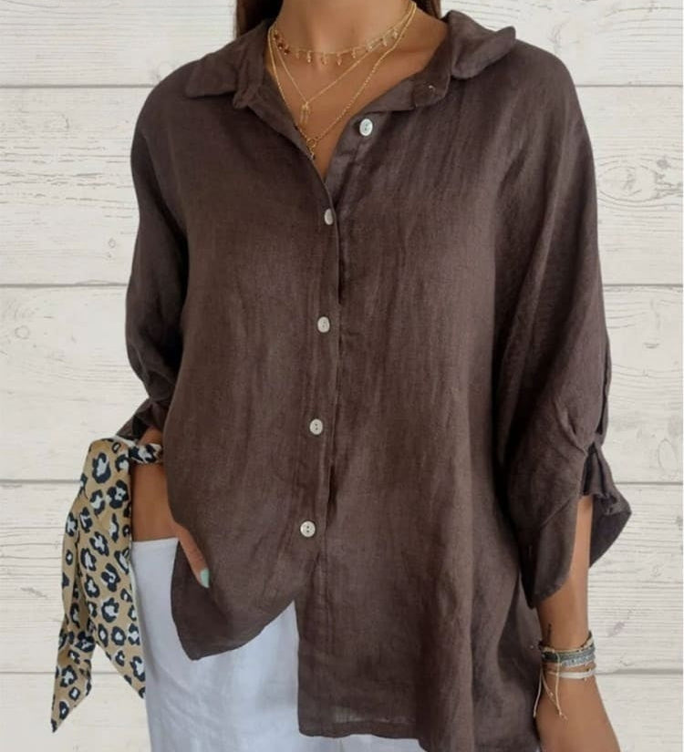 Løs Skjortebluse med Oprullede Ærmer – Let og Elegant Hverdagsstil