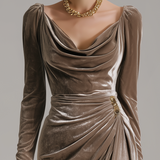 Elegant midi kjole med drapering og feminin silhuet