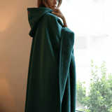 Elegant poncho med hætte og flydende, varm komfort