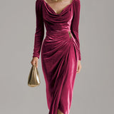 Elegant midi kjole med drapering og feminin silhuet