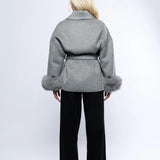 Elegant jakke med faux fur manchetter og taljebælte
