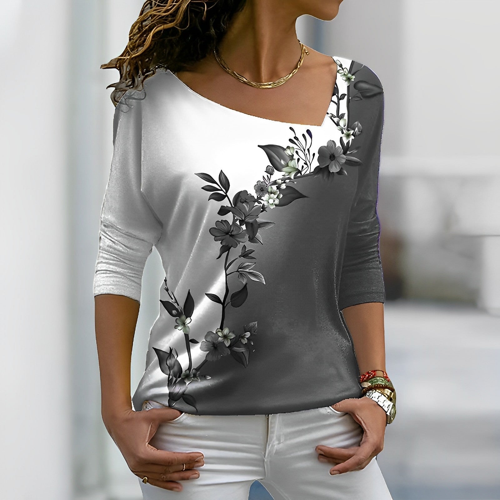 Elegant bluse med blomsterprint og asymmetrisk hals – Trekvartærmer