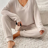 Blødt Loungewear Sæt med V-Hals og Ribbet Struktur – Komfort hele Dagen
