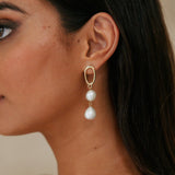 Guld dråbeøreringe med hvide perler – elegant og tidløs stil