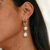 Guld dråbeøreringe med hvide perler – elegant og tidløs stil