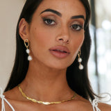 Guld dråbeøreringe med hvide perler – elegant og tidløs stil