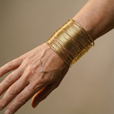 Sæt med Tynde Guld Bangles – Elegant Lag-På-Lag Look