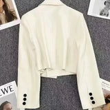Kort Blazer med Markerede Revers og Elegant Moderne Snit