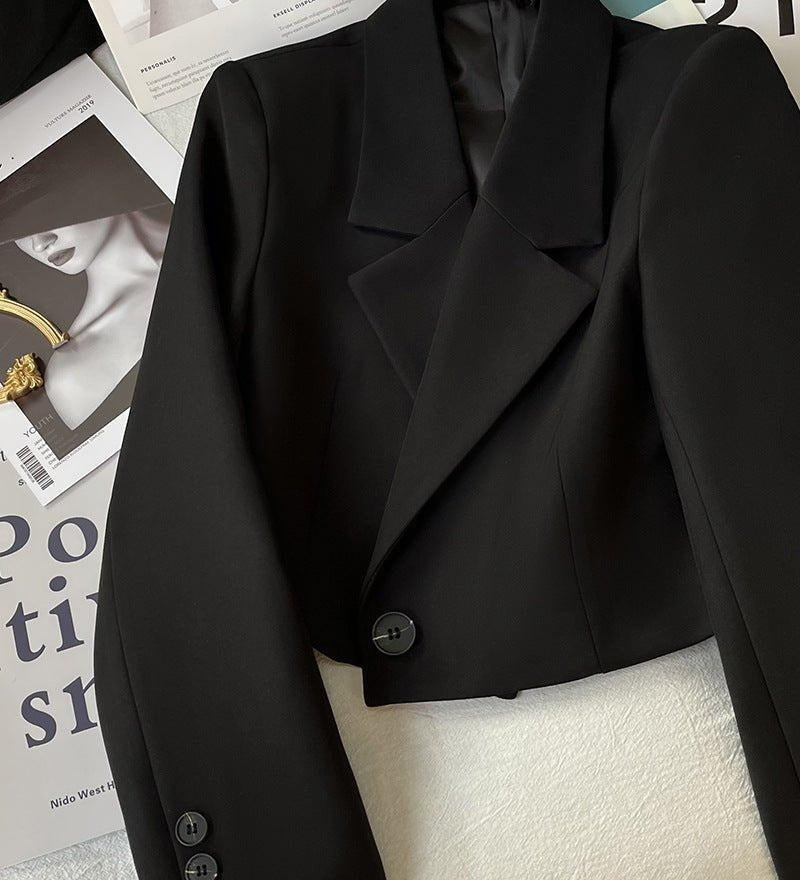 Kort Blazer med Markerede Revers og Elegant Moderne Snit