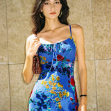 Blå sommerkjole med blomster – Figursyet slip dress med stropper