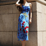 Blå sommerkjole med blomster – Figursyet slip dress med stropper