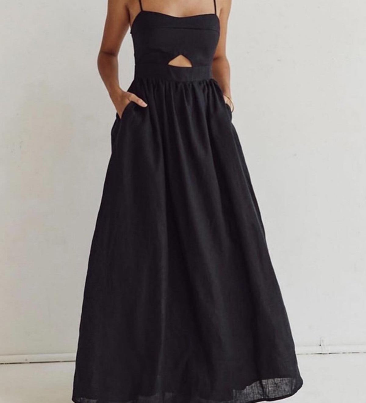 Sort sommerkjole med smock – Elegant maxi kjole med stropper