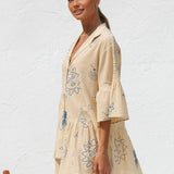 Beige sommerkjole med print – Løs skjortekjole